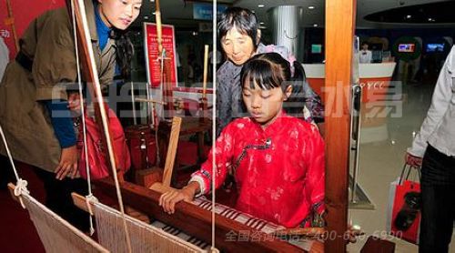 市民在體驗民間藝術(shù)展